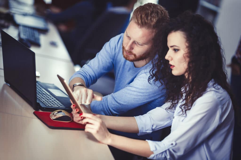 it support specialist helping client