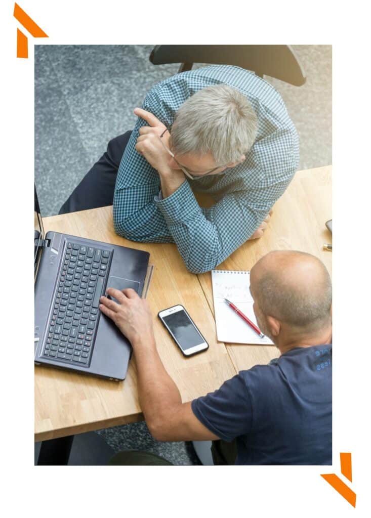 IT support helping a customer