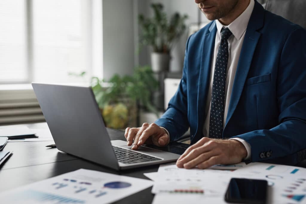 bank employee implementing cloud migration