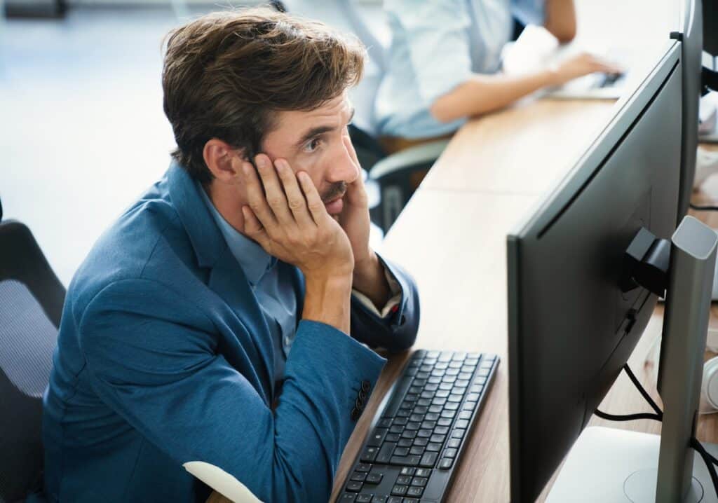 bank employee preparing the bank business continuity plan