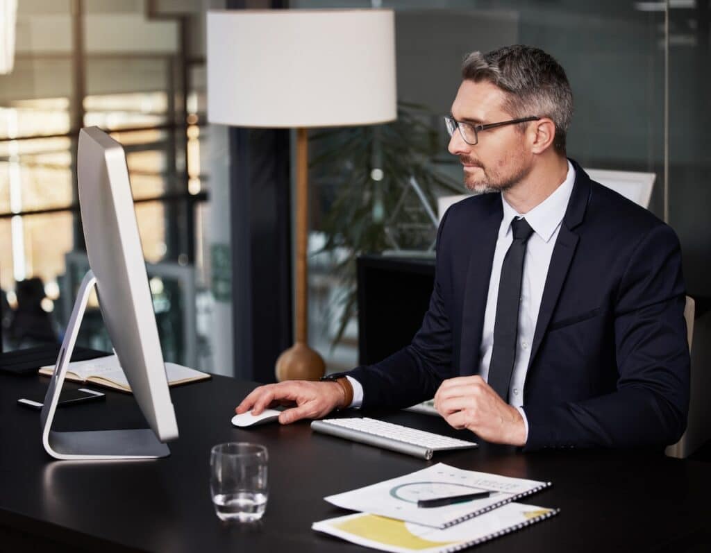 bank employee using m365 services