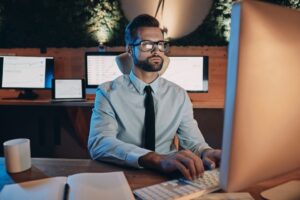 bank employee using co-managed it support